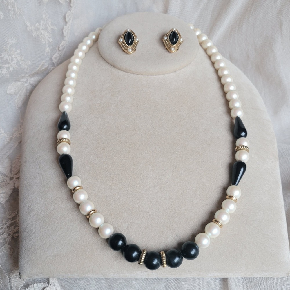 1928 Brand Jewelry Set Faux Pearl Black Lucite Necklace Clip-on Earrings Vtg 90s